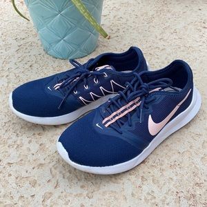 Nike Viale Tech Racer Sneaker